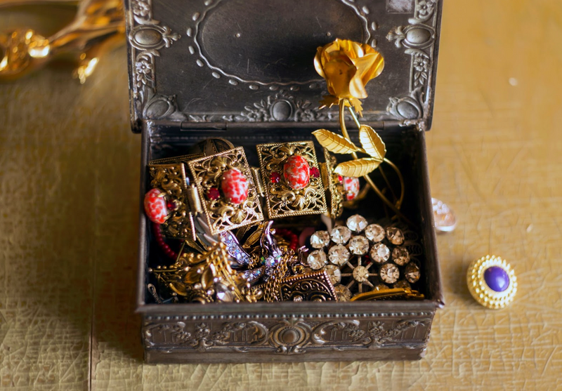 Deciphering the Distinction: Antique vs. Vintage Jewelry